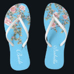 Chinelos Flores Cor-de-rosa Brilhando Noiva Azul<br><div class="desc">O flops mostra uma ilustração de flores cor-de-rosa sobre fundo azul brilhante, e uma típica tipografia de palavras de casamento. Este belo par de chinelos elegantes seria uma bela coisa azul para um casamento de primavera ou verão. ♥ Personalize-o com o seu texto usando os campos modelo. INA: Se você...</div>