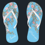 Chinelos Flores cor-de-rosa florescentes Casamento de noz a<br><div class="desc">As folhas apresentam uma ilustração florescente de flores cor-de-rosa sobre fundo azul brilhante e uma típica tipografia de palavras de casamento. Este belo par de chinelos elegantes seria uma bela coisa azul para um casamento de primavera ou verão. ♥ Personalize-o com o seu texto usando os campos modelo. INA: Se...</div>