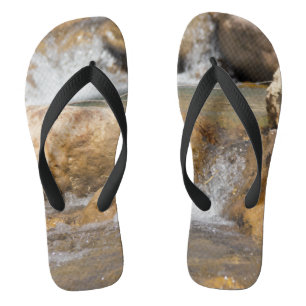 Chinelos Fluxo de tempestade em primavera