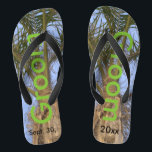 Chinelos Groom Palm Trees Blue Sky<br><div class="desc">Palmeiras legal com um céu azul Bonito ao fundo Chinelos Unisex com Groom escrito em um bom texto de cor verde e Data do Casamento em texto preto. PERSONALIZAR com a DATA de casamento (ou eliminar texto). Sinta a brisa do oceano e os trópicos debaixo dos seus pés. Mostrado com...</div>