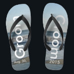 Chinelos Ground Ocean Waves Beach Sand<br><div class="desc">Céu Azul bonito com Nuvens Brancas Claro Fluffy, Mar Azul, Ondas Oceânicas Piscantes e Areia de Praia. Chinelos Unisex com Alcance e Data do Casamento gravados em um texto de cor branca. PERSONALIZAR com a DATA de casamento (ou eliminar texto). A data do casamento está escrita na areia. Mostrado com...</div>