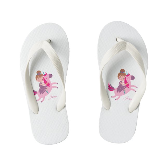Chinelos Infantis Linda Menina de Cabelos Louros Montando um Unicórn (Pé da cama)