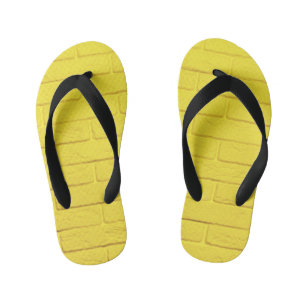 Chinelos Infantis parede de tijolo amarelo