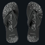 Chinelos Lacy Silver sobre o legante negro O casamento noiv<br><div class="desc">Dance a noite fora com essas belas chinelos de casamento. Projetados para a noiva, eles apresentam uma design simples, mas elegante, com a letra da cinza em um fundo preto clássico e a cinza de prata de rico decorativa e espirais. Uma bela maneira de se manter rico e apropriado enquanto...</div>