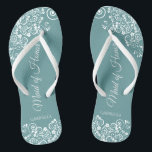 Chinelos Lugar Branco sobre Casamento de Madrinhas de casam<br><div class="desc">Estas belas chinelos de casamento são uma maneira excelente de obrigado e reconhecer sua Madrinha de casamento enquanto salva os pés dela ao mesmo tempo. Possui um design elegante com filigre de rendas florais brancas em um fundo colorido de cor lacre ou turquesa. A elegante letra do roteiro lê Madrinha...</div>
