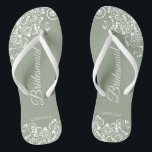 Chinelos Lugar Branco sobre Casamento de Porta Verde Sage<br><div class="desc">Estas belas chinelos de casamento são uma maneira excelente de obrigado e reconhecer suas madrinhas enquanto salvam seus pés ao mesmo tempo. Possui um design elegante com filigre de rendas florais brancas em um fundo roxo empoeirado, lilás ou colorido lavanda. A elegante letra do roteiro lê Bridesmaid com seu nome...</div>
