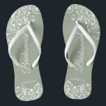 Chinelos Lugar Branco sobre Casamento de Porta Verde Sage<br><div class="desc">Estas belas chinelos de casamento são uma maneira excelente de obrigado e reconhecer suas madrinhas enquanto salvam seus pés ao mesmo tempo. Possui um design elegante com filigre de rendas florais brancas em um fundo roxo empoeirado, lilás ou colorido lavanda. A elegante letra do roteiro lê Bridesmaid com seu nome...</div>
