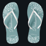 Chinelos Lugar Branco sobre o Casamento da Esquerda Teal<br><div class="desc">Estas belas chinelos de casamento são uma maneira excelente de obrigado e reconhecer suas madrinhas enquanto salvam seus pés ao mesmo tempo. Possui um design simples, mas elegante, com filigre de rendas florais brancas sobre fundo lacrimogênio. A elegante letra do roteiro lê Bridesmaid com seu nome abaixo. Excelente caminho para...</div>