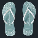 Chinelos Lugar Branco sobre o Casamento da Esquerda Teal<br><div class="desc">Estas belas chinelos de casamento são uma maneira excelente de obrigado e reconhecer suas madrinhas enquanto salvam seus pés ao mesmo tempo. Possui um design simples, mas elegante, com filigre de rendas florais brancas sobre fundo lacrimogênio. A elegante letra do roteiro lê Bridesmaid com seu nome abaixo. Excelente caminho para...</div>