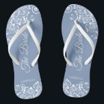 Chinelos Lugar Branco sobre o Casamento da Noiva Elegante A<br><div class="desc">Dance a noite fora com essas belas chinelos de casamento. Projetados para a noiva, eles apresentam um design simples, mas elegante, com rico escrito em um fundo azul empoeirado e coalhada branca de rendas e espirais. Uma bela maneira de se manter rico e apropriado enquanto dá uma pausa nos pés...</div>