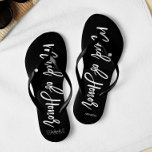 Chinelos "Madrinha de casamento" da tipografia moderna<br><div class="desc">Flip-flops personalizado do partido Bridal apresentando um na moda e uma tipografia de script de tendência. Personalize com o monograma da noiva e do noivo, a data do casamento e o nome da Madrinha de casamento para um tipo de design! Procurando uma cor personalizada? Sem problemas! Apenas envie seu pedido...</div>