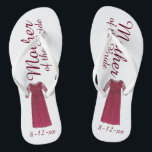 Chinelos Mãe da Noiva Festa Bridal de Casamento de Vestido<br><div class="desc">Os chinelos apresentam uma ilustração original de um vestido bonito burgundy, mãe da noiva, com MÃE DO BRIDE em uma fonte divertida. Excelente pequeno presente para sua festa de casamento! Simplesmente personalize com a data do seu evento. Designs de coordenação disponíveis para outros membros do partido noivo. O Designer está...</div>