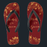 Chinelos Mãe do Groom Dark Burgundy e Folhagem Dourada<br><div class="desc">A Mãe do Groom Dark Burgundy e os chinelos de folhagem Dourados têm um fundo de burlões escuros que é adornada com um intrincado padrão verde floral de ouro e uma tipografia moderna personalizável. A combinação da burgundia rica com o ouro shimmering cria uma estética elegante e luxuosa. É um...</div>