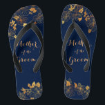 Chinelos Mãe do Marinho de Folhagem Dourada do Groom<br><div class="desc">A Mãe do Marinho de Folhagem Dourada do Groom chinelos Azuis tem um rico fundo marinho que é adornada com um intrincado padrão verde-floral de ouro e uma personalizável tipografia moderna. A combinação do azul-marinho escuro com o dourado-cintilante cria uma estética elegante e luxuosa. É um belo presente para a...</div>