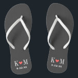 Chinelos Monograma de Casamentos Modernos de cinzas e Corai<br><div class="desc">Sandálias de sacudir impressas personalizadas personalizadas com um coração fofo e suas iniciais de monograma e data de casamento. Clique em Personalizar para alterar as fontes e cores do texto ou adicionar suas próprias imagens para criar uma única design!</div>