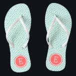 Chinelos Monograma de Chave Grega de Aqua e Coral<br><div class="desc">sandálias de flutuação de sacudir impressas personalizadas com um padrão-chave grego na moda moderno e o seu monograma personalizado ou outro texto em círculo. Clique em Personalizar para alterar as fontes e cores do texto ou adicionar suas próprias imagens para criar uma única design!</div>