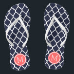 Chinelos Monograma do Quatrefoil de Coral e marinho<br><div class="desc">sandálias de flutuação de sacudir impressas personalizadas com um padrão quatrefoil marroquino na moda e seu monograma personalizado ou outro texto em um quadro circular. Clique em Personalizar para alterar as fontes e cores do texto ou adicionar suas próprias imagens para criar uma única design!</div>