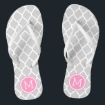 Chinelos Monograma do Quatrefoil de Marrocos, cor-de-rosa<br><div class="desc">sandálias de flutuação de sacudir impressas personalizadas com um padrão quatrefoil marroquino na moda e seu monograma personalizado ou outro texto em um quadro circular. Clique em Personalizar para alterar as fontes e cores do texto ou adicionar suas próprias imagens para criar uma única design!</div>