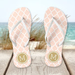 Chinelos Monograma do Quatrefoil de Marrocos, cor-de-rosa e<br><div class="desc">sandálias de flutuação de sacudir impressas personalizadas com um padrão quatrefoil marroquino na moda e seu monograma personalizado ou outro texto em um quadro circular. Clique em Personalizar para alterar as fontes e cores do texto ou adicionar suas próprias imagens para criar uma única design!</div>