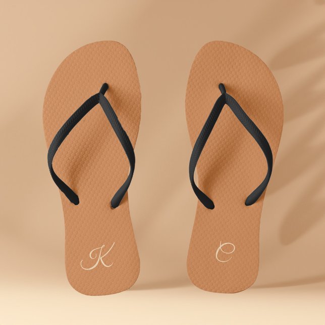 Chinelos Monograma Simples de Terracotta Moderno Mínimo (Minimal Modern Elegant Terracotta Simple Monogram Flip Flops)