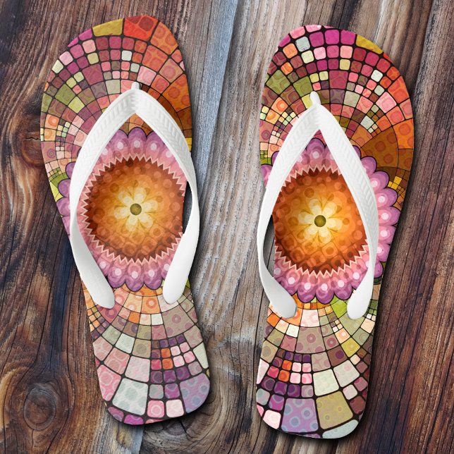 Chinelos Mosaico criativo de Mandala colorido (Colorful artistic boho flip flops in a mandala mosaic style.)