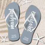 Chinelos Noiva de Equipe Personalizada Dusty Blue e White<br><div class="desc">Chinelos brancos e azuis empoeirados personalizados com o nome de sua dama de honra e "Noiva de Equipe" ou qualquer texto que você escolher. Excelente noiva, festa de solteira, calçados planos para a recepção de casamento ou um favor divertido para o chá de panela. Mude as tiras de cor e...</div>