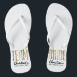 Chinelos Noiva Dourado da equipe do falso chique que<br><div class="desc">O falso elegante, chique, e moderno imprimiu o esboço do ouro, chinelos da lembrança da noiva da equipe. Este design clássico e sofisticado é perfeito para a dama de honra ou a madrinha de casamento elegante, na moda, e à moda. Vestir-los à festa de solteira ou a todo o evento...</div>