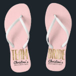 Chinelos Noiva Dourado da equipe do falso chique que<br><div class="desc">O falso elegante, chique, e moderno imprimiu o rosa de quartzo cor-de-rosa do esboço do ouro, chinelos da lembrança da noiva da equipe. Este design clássico e sofisticado é perfeito para a dama de honra ou a madrinha de casamento elegante, na moda, e à moda. Vestir-los à festa de solteira...</div>