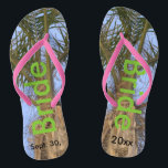 Chinelos Noiva Palm Trees Blue Sky<br><div class="desc">Palmeiras legal com céu azul Bonito ao fundo Chinelos Unisex com noiva escrita em um bom texto verde e Data do Casamento em texto preto. PERSONALIZAR com a DATA de casamento (ou eliminar texto). Sinta a brisa do oceano e os trópicos debaixo dos seus pés. Mostrado com Precinta Rosa Slim...</div>