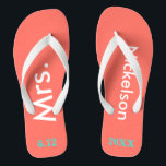 Chinelos Noiva, Sra. Coral<br><div class="desc">Coral brilhante com a Sra. e Sobrenome escrito em branco e data do casamento em azul-turquesa. Bonito destino de praia ou chinelos de lua de mel para a nova noiva. Designs originais por TamiraZDesign.</div>