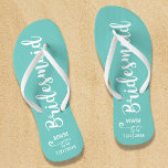 Chinelos Nome do Favor de Casamento Bridesmaid ou Script Mo<br><div class="desc">Surpreenda suas madrinhas com esse nome personalizado de na moda ou obrigado de monograma que você/presente de casamento. **A cor de fundo pode ser alterada para corresponder às cores do seu casamento** Basta clicar em personalizá-la e depois no pequeno olho rotor. Adicione o nome ou monograma da sua madrinha para...</div>