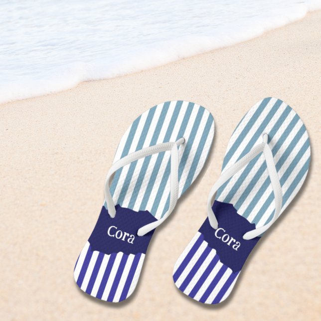 Chinelos Nome em Camada Azul de Stripes de Divisor (Fun Torn Stripes Blue Layered Name Flip Flops)