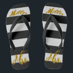 Chinelos Nova Esposa Nova Noiva Sra. Personalizada<br><div class="desc">Nova Esposa Personalizada Nova Noiva Metálica Texto de Folha de Ouro em Black and White Stripes Sandals de Noite de Praia</div>