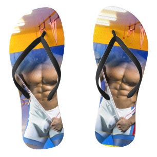 Chinelos O cara musculoso de SlipperyJoe com six-pack na ac