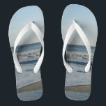 Chinelos Ocean Waves Blue Sky Beach Sand<br><div class="desc">Céu Azul bonito com Nuvens Brancas Claro Fluffy, Mar Azul, Ondas Oceânicas Cruzantes e Chinelos Unisex de Areia. Mostrado com Precinta Branca Ampla e Pegada Branca. Consulte as opções de chinelos em Precintas Slim para obter mais cores de precinta. Perfeito para sua diversão no verão, viagens à praia, férias, lua...</div>