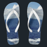 Chinelos Ondas Oceânicas Nuvens Brancas Fluffy Céu Azul<br><div class="desc">Minha Design de fotografia original. Céu Azul bonito com Nuvens Brancas Fluffy, Mar Azul e Chinelos Unisex do Oceano Espuma Branca. Clique em PERSONALIZAR TI para personalizar com seu nome ou texto. Mostrado com Precinta Branca Ampla e Pegada Branca. Escolha seus chinelos de estilo em opções (as Precintas Slim são...</div>