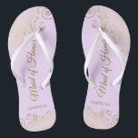 Chinelos Ouro no Casamento de Madrinha de casamento Roxo Li<br><div class="desc">Estas belas chinelos de casamento são uma maneira excelente de obrigado e reconhecer sua Madrinha de casamento enquanto salva os pés dela ao mesmo tempo. Possui um design elegante com colchetes de rendas de ouro em um fundo de cor lilás, lavanda ou púrpura pálido e a inscrição de scripts coloridos...</div>