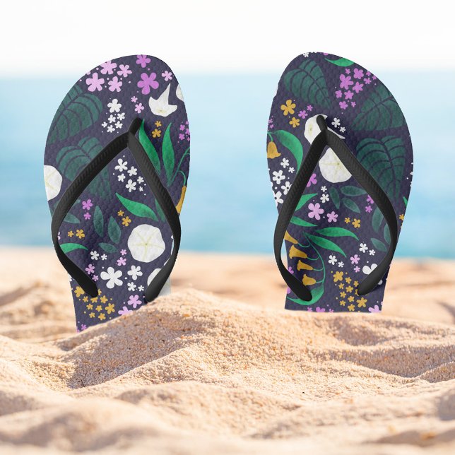 Chinelos Padrão Botânico Floral do Jardim da Lua Noturna (Moon Garden Floral Flip-flops)