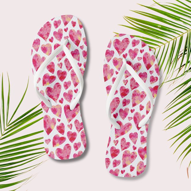 Chinelos Padrão de Coração de Amor Rosa Quente (Perfect for honeymoons, wedding or just a girly weekend, watercolor heart flip flops.)