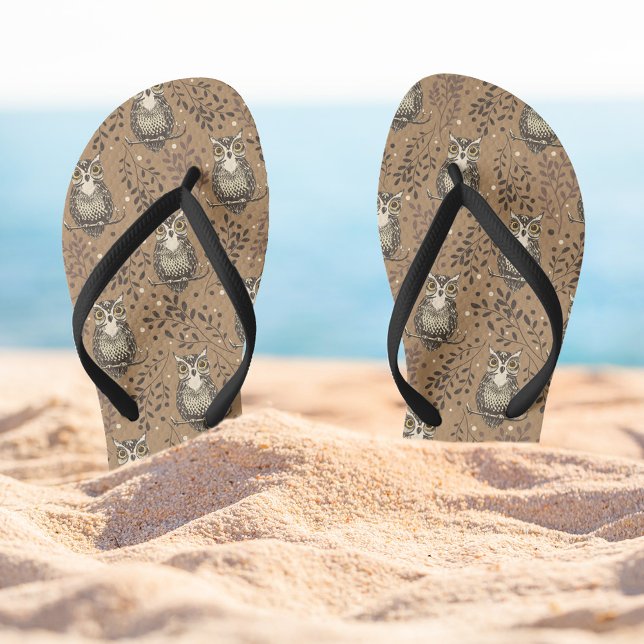 Chinelos Padrão De Floresta Ilustrada De Coruja Castanha (Owl Pattern Flipflops)