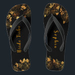 Chinelos Padrão de Folhagem Dourada e Preta de Tribo Bride<br><div class="desc">Estes chinelos elegantes de padrão foliar preto e dourado da tribo noiva exibem uma luxuosa paleta preta e dourada, com um impressionante padrão floral de ouro e uma tipografia moderna contra fundo negro, exuando elegância e sofisticação. É um belo presente para sua tribo noiva. Exibir a coleção nesta página para...</div>