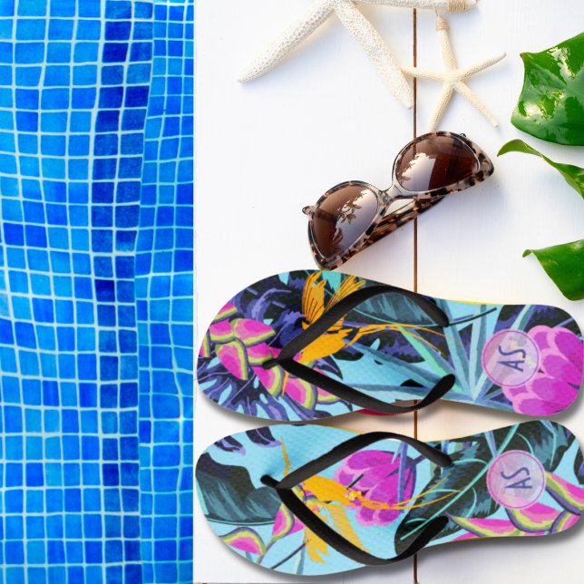 Chinelos Padrão de Folhagem Tropical Negrito com Hummingbir (Monogram Bold Tropical Foliage Flip Flops)