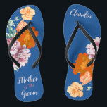 Chinelos Peony Floral Mãe do Casamento Azul do Groom<br><div class="desc">Este par desejável de chinelos apresenta um padrão estético retrorreflector de lindas flores de pedonia sobre o fundo azul, e uma tipografia alterável "Mãe do noivo". Estes chinelos personalizados e elegantes são um presente memorável para membros festas de casamento: noiva, damas de honra, mãe da noiva, madrinha de casamento... Eles...</div>