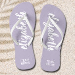Chinelos Periwinkle e Branco personalizados<br><div class="desc">Periwinkle e chinelos brancos - ou qualquer cor - personalizados com seu nome e "Equipe Bride" ou qualquer texto que você escolher. Excelente noiva, festa de solteira, calçados planos para a recepção de casamento ou um favor divertido para o chá de panela. Mude as tiras de cor e o chão,...</div>