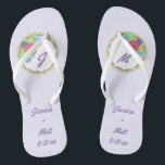 Chinelos Personalizados do Partido Bridal do Bolo<br><div class="desc">Flip-flops apresenta uma ilustração original de um bolo de casamento tocado com rosas de gelo de cor pastel. Simplesmente personalize com seu nome e informações de data para um favor de casamento ou presente de damas de honra!</div>