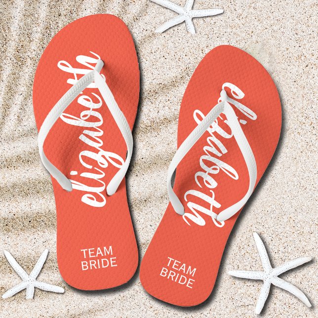 Chinelos Pêssego e Branco personalizados de noiva de equipe (Personalized Team Bride Peach and White Flip Flops)