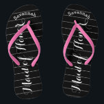 Chinelos PINK de Madrinha de casamento personalizado ou qua<br><div class="desc">Padrão de faixas brancas e pretas - Altere para qualquer cor clicando em personalizar. E diga o que quiser. Torne estes chinelos do tipo que têm sua mensagem neles. Seja a fala da praia! Personalizado com seu nome ou qualquer coisa e título ou seu texto aqui. Você pode mudar a...</div>