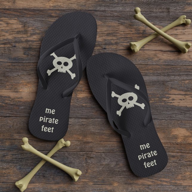 Chinelos Pirate Skull e Crossbones Engraçado Jolly Roger (☠️ Set sail for adventure on a pair of these skull and crossbones flip flops ☠️)