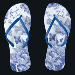 Chinelos Presente de Noiva de Casamento de Flores Azuis Ele<br><div class="desc">A design apresenta um encantador conjunto de flores de lótus e borboletas, reproduzida em um esquema de cores azul e branco que evoca a elegante beleza da chica da chinoiserie, lembrando o padrão clássico de salgueiro azul. Adicione seu texto para fazer facilmente seus próprios presentes bonitos e memoráveis para membros...</div>