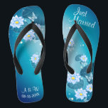 Chinelos Recem casados de Casamento de Padrão Floral Azul T<br><div class="desc">Apresentando um padrão floral no fundo azul-turquesa, e a tipografia das palavras de casamento, estes chinelos elegantes são uma ideia azul bonito para o seu casamento. Eles adicionarão uma dose de na moda de brilho ao seu dia de casamento, festa de solteira ou outra celebração. ♥ Personalize-o com o seu...</div>